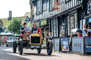 Hundreds line streets for Nantwich ‘Weaver Wander’ classic car parade