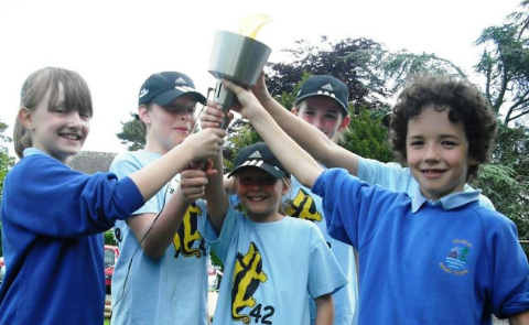 Nantwich Schools Olympic Torch - Pear Tree pass it to Millfields