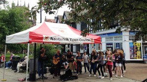 Nantwich street entertainers “Baxter” perform live in town square