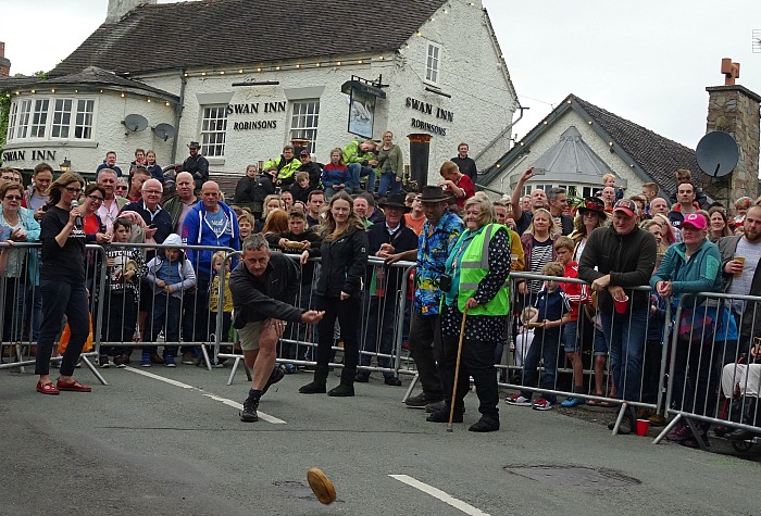 2016 Adult winner Ian Edwards rolls the first fig pie