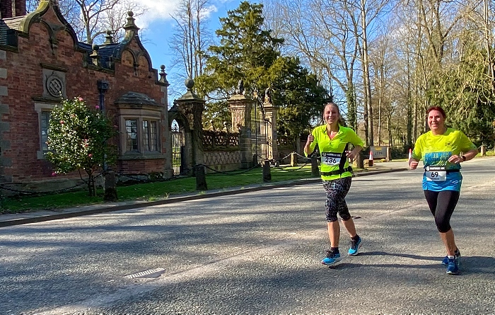 Runners pass Dorfold Hall on Chester Road (1)