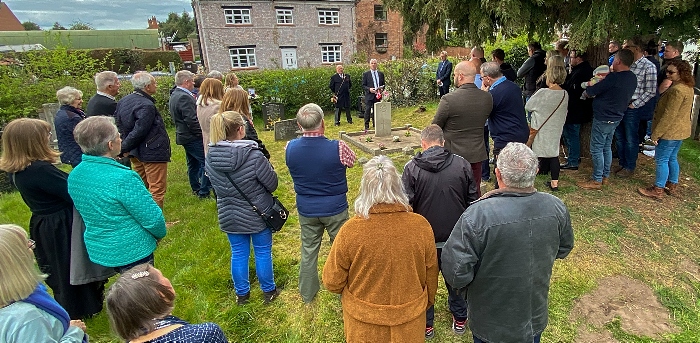 Graveside service -local historian Mark A Potts addresses the congregation (2) (1)