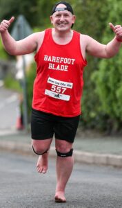 Barefoot Blade makes his way barefoot up the course (1)