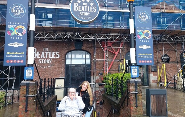 Kath and Malaynie smiling at The Beatles Museum (1)Kath and Malaynie smiling at The Beatles Museum (1)