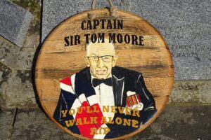 Nantwich artist gifts town plaque of Sir Tom Moore