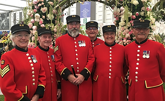 Chelsea Pensioners with Reaseheath exhibit (1)