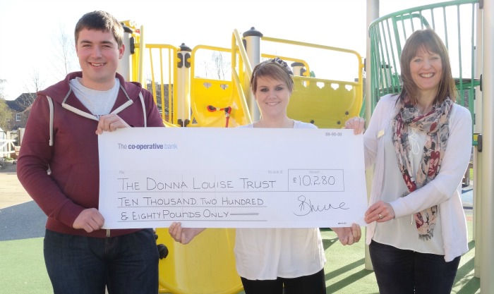 Christmas lights in memory of sister death - Cheque - l-r Graham Witter - Nikki Wrench - Tracey Powell