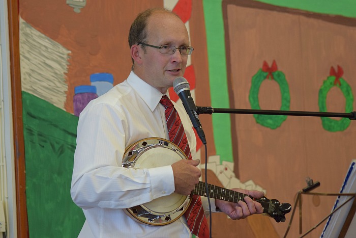 Fete - Chris White sings and plays the banjo uke in the school hall