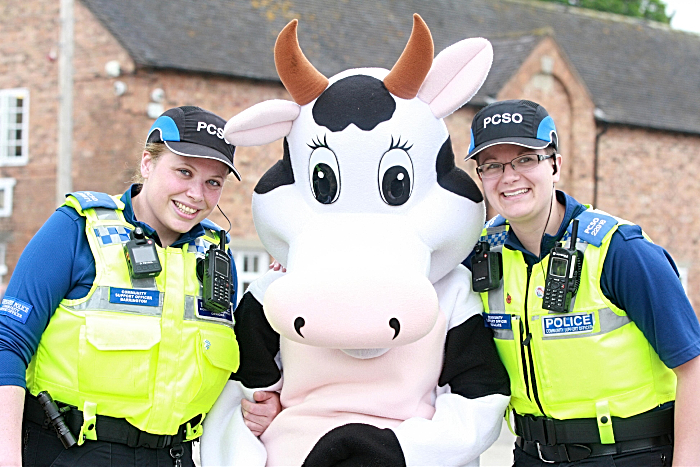 Community Police Officers Alexis Barrington and Vickie Wallace with Student Association mascot (1)