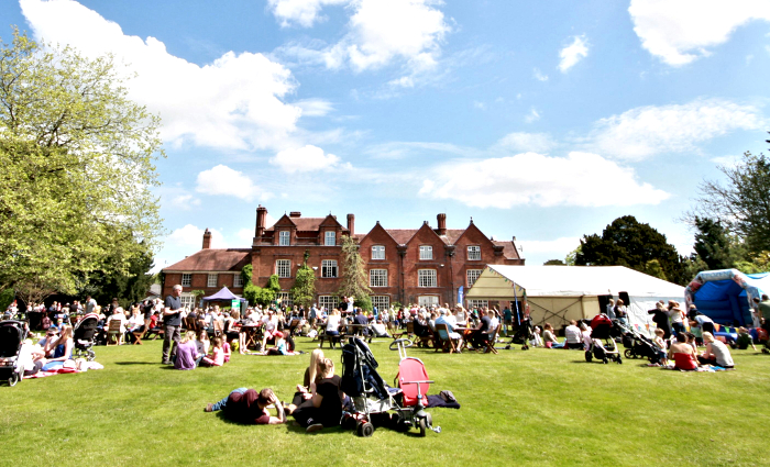 Crowds enjoy the sunshine on the lawn (1)