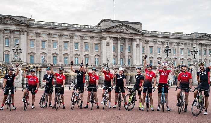 Cycling group outside Buckingham Palace (1)