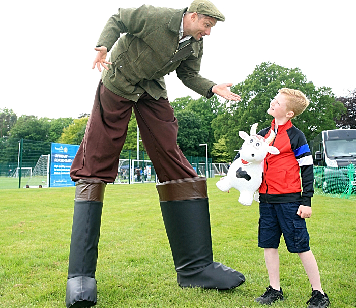 Elliot Hughes, 8 yrs, meets stilt man (1)