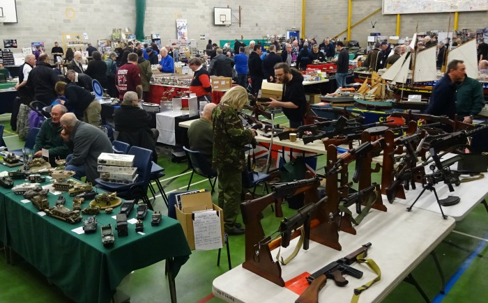 Exhibitors in Hall - militaire