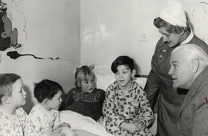 Grant Ferris MP visiting Childrens Ward ca1960