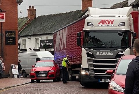 HGV jammed in Nantwich town centre 1_censored