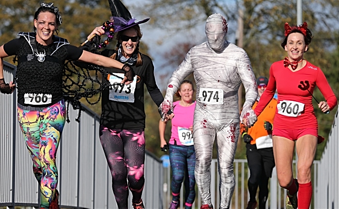 Halloween Hellraiser 2018 - runners in costume (1)