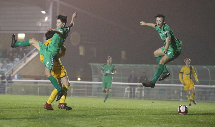 Jake Davies curling free kick evades everyone to make it 3-1_Fotor