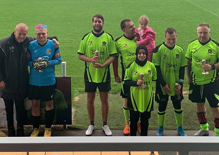 Lyndon Wain with the players from winning team Nantwich Town Wolves B (1)