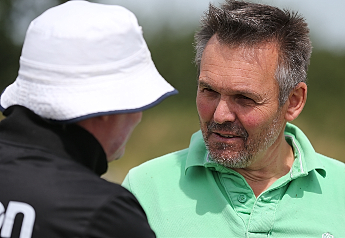 Manager Dave Cooke talks tactics with Coach Nigel Deeley (1)