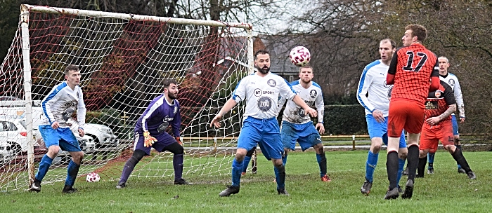 Nantwich Pirates 4 – 2 Audlem - players eye the ball (1)