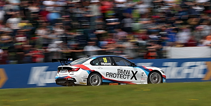 Oliphant cheered on at Thruxton