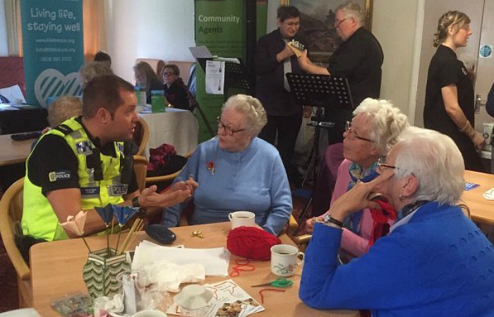 PC Stonier of Nantwich advising elderly on purse thefts and pickpockets