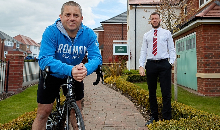 Paul McIntyre from Nantwich Triathlon Club with Redrow's Simon Woodhouse (1)