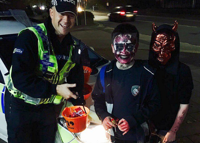 Halloween - pc-marc-harley-with-youngsters-in-town