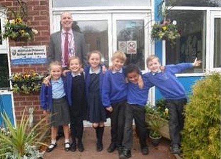 phil-whelan-and-pupils-at-millfields-celebrate-ofsted-report