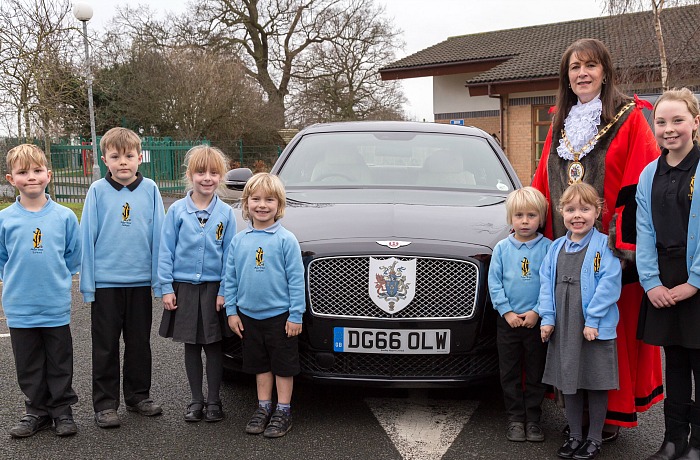 Pupils from Pear Tree welcome the Cheshire East Mayor