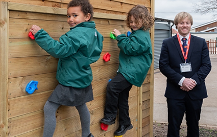 outdoor area - Reception children from Wistaston Academy with Bellway sales advisor Lee Andrews (1) (1)