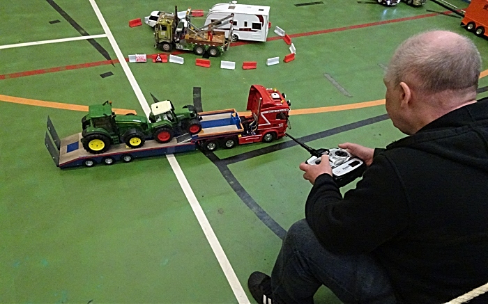 Remote-control truck demonstration (1)