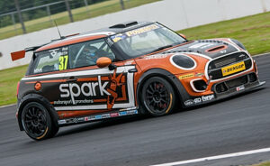 MINI Challenge racer Rob Smith struggles at Brands Hatch