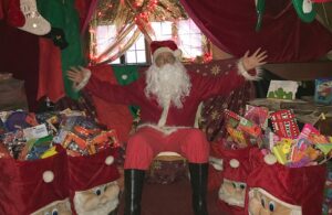 Santa sets up his Grotto in Nantwich Bookshop!