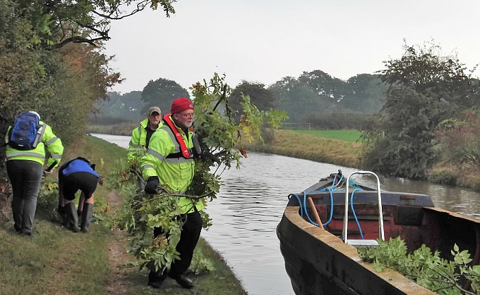 sumba-volunteers-veg-clearance-canal