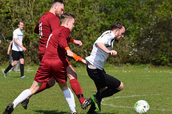 Salvador player takes the ball forward