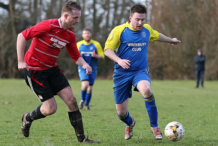 Salvador push forward with the ball