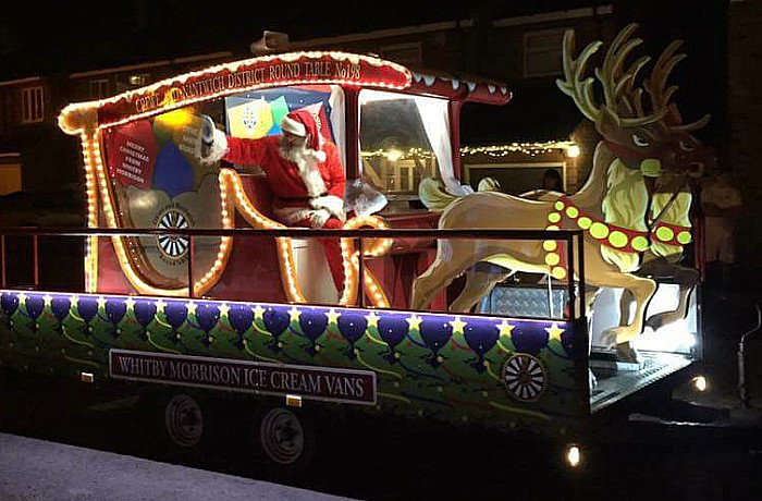 Christmas - Santa's float, Round Table