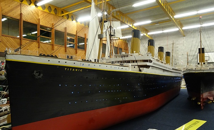 militaire - Scale-model boat display – RMS Titanic and RMS Olympic