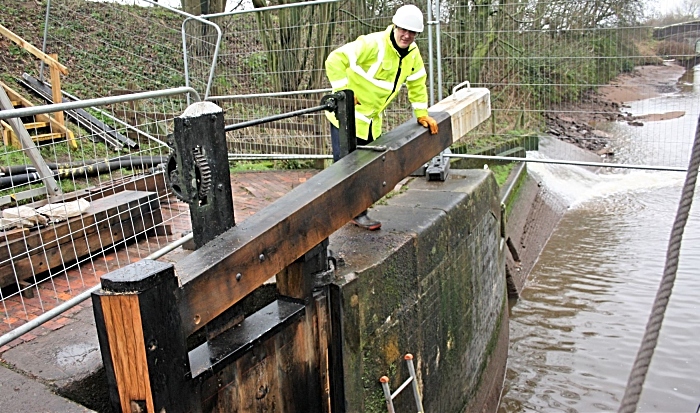 Shropshire Union Canal fitting new lock gates (1)