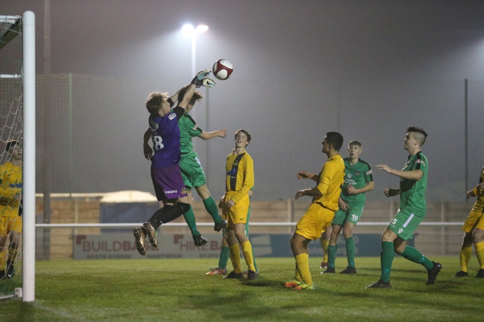 Southport keeper Paul Foster attempts to clear the ball_Fotor