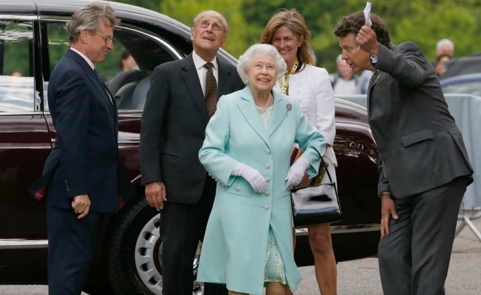 Britain's Queen Elizabeth and Prince Philip arrive at the RHS Chelsea Flower Show 2016 in London, UK Monday May 23, 2016. RHS / Luke MacGregor