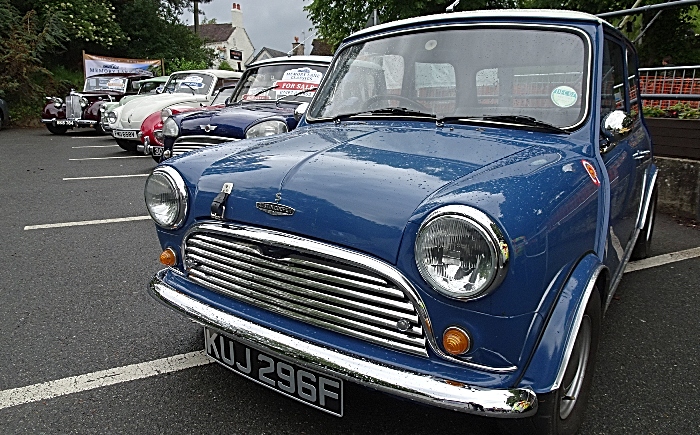 The Red Lion pub - classic car display (1)