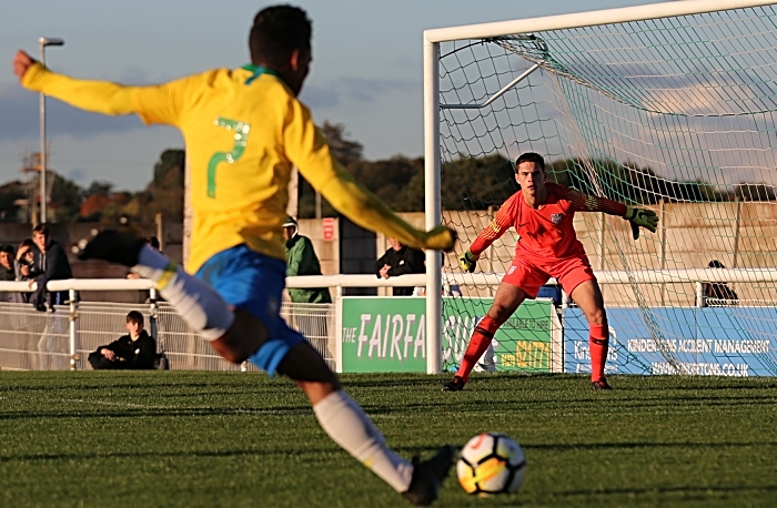 USA keeper Damian Las watches the ball (1)