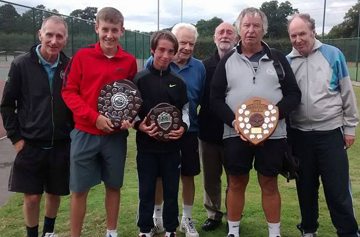 wistaston-jubilee-tennis-club-with-their-trophies