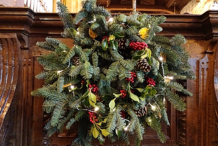 Wreath with natural materials and lights (1)