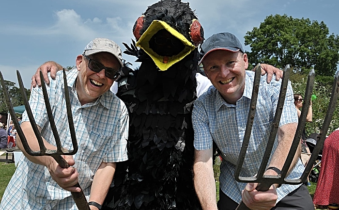 l-r wormers Mark Ray - blackbird wormer Chris White - Jonathan White - photo by Mark Welton (1)