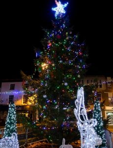 town-square-christmas-tree-and-decorations